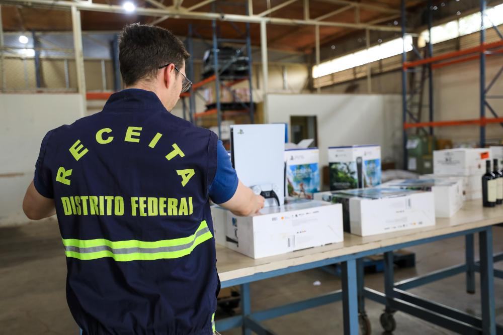 Capa da notícia: Mais de meio milhão de reais em mercadorias apreendidas